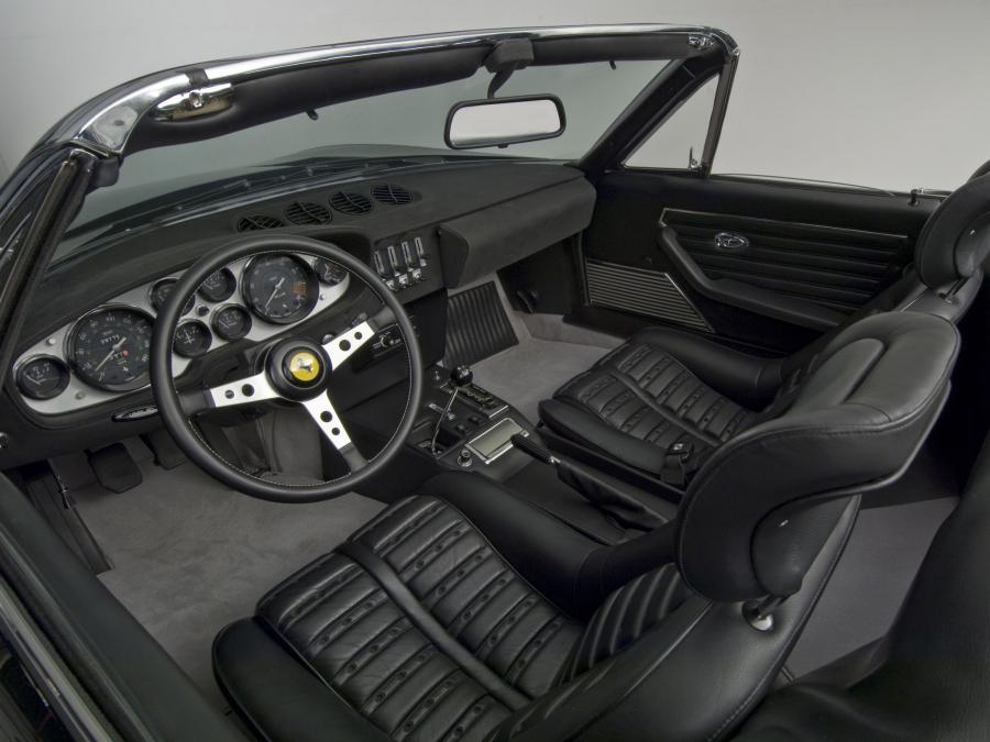 Интерьер Ferrari 365 GTS/4 Daytona 1971 года  (NA) (фото 18 из 40)